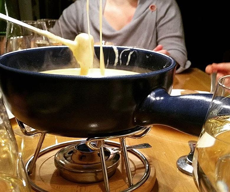Wie ein original Schweizer Käse-Fondue am besten gelingt