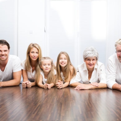 Große moderne Familie - mehrere Generationen