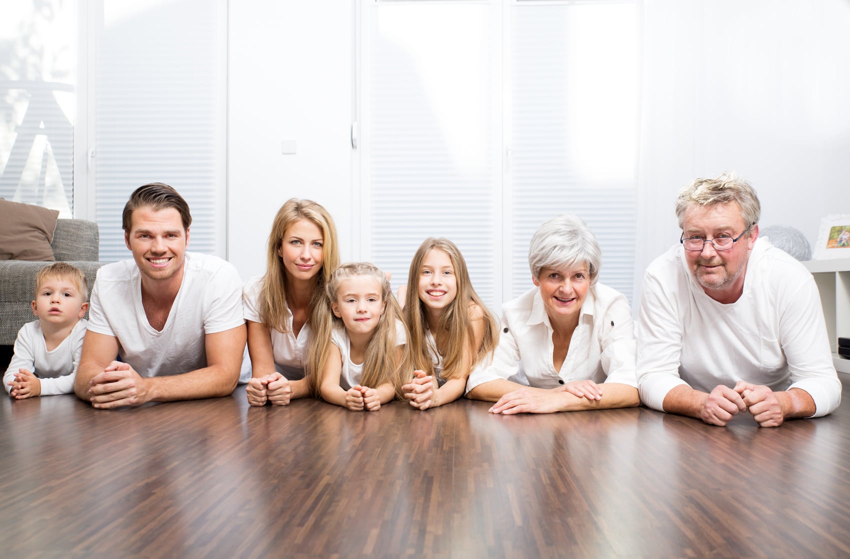 Große moderne Familie - mehrere Generationen