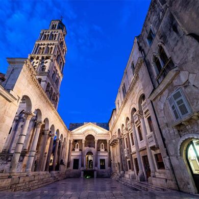 Peristyl im Diokletianpalast während der blauen Stunde in Split, Kroatien