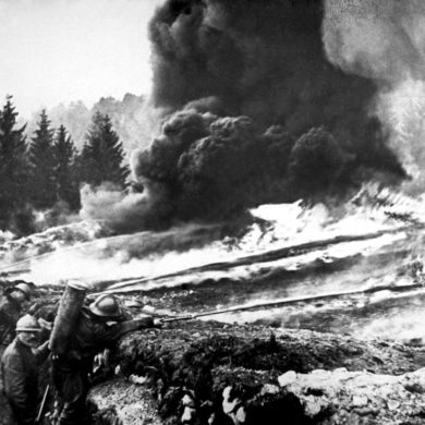 französische Soldaten benutzen Flammenwerfer an der Front